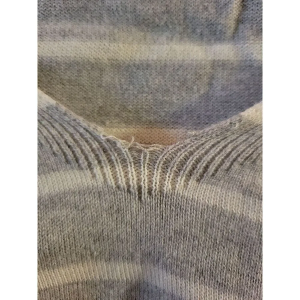 Nwt womens sz Medium vineyard vines side seam stripe v neck light grey sweater - Picture 6 of 6